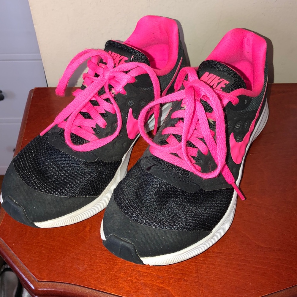 Nike -Black and bright pink tennis shoes 👟 3.5